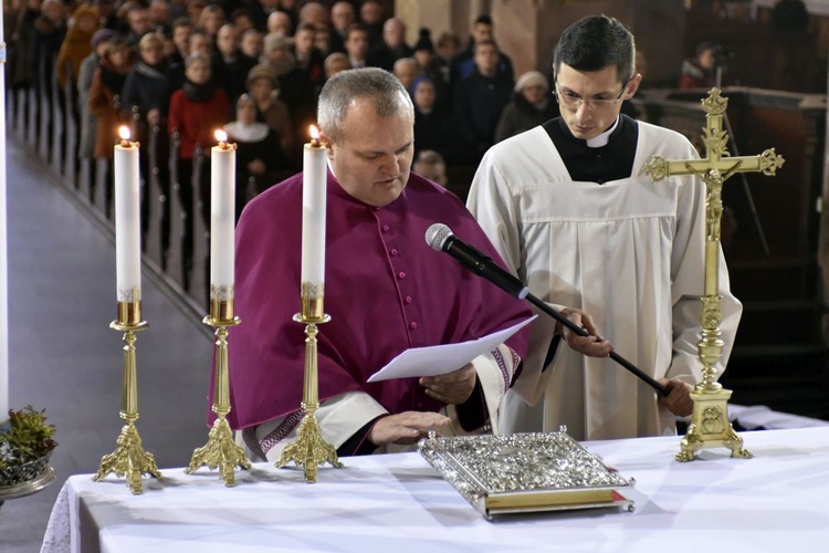 Nałożenie strojów kanonickich dwóm kapłanom diecezji