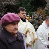 Ks. Piotr Sapiński niesie w procesji relikwiarz z cząstką włosów św. Maksymiliana Marii Kolbego. Obok idzie o. Ignacy Kosmana OFMConv