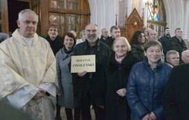 Przedstawiciele dekanatu zwoleńskiego odbierają różaniec i świecę na Jerycho Różańcowe.