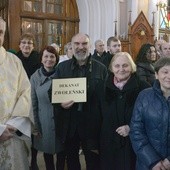 Przedstawiciele dekanatu zwoleńskiego odbierają różaniec i świecę na Jerycho Różańcowe.