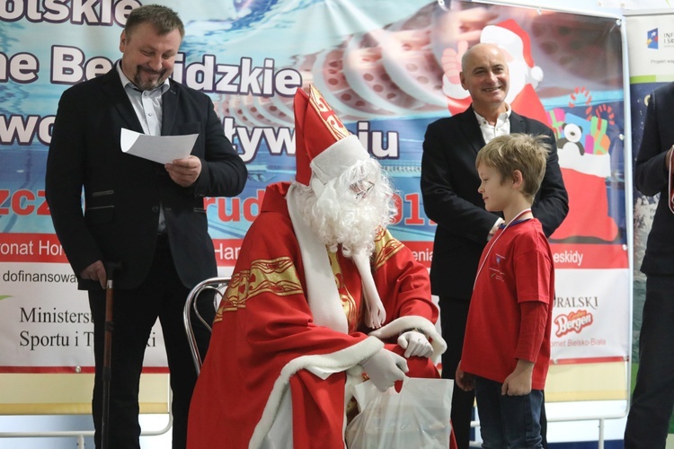 Św. Mikołaj z pływakami w Szczyrku