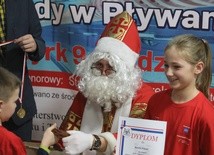Mikołajowy prezent otrzymał każdy uczestnik integracyjnych pływackich zajęć na basenie COS w Szczyrku