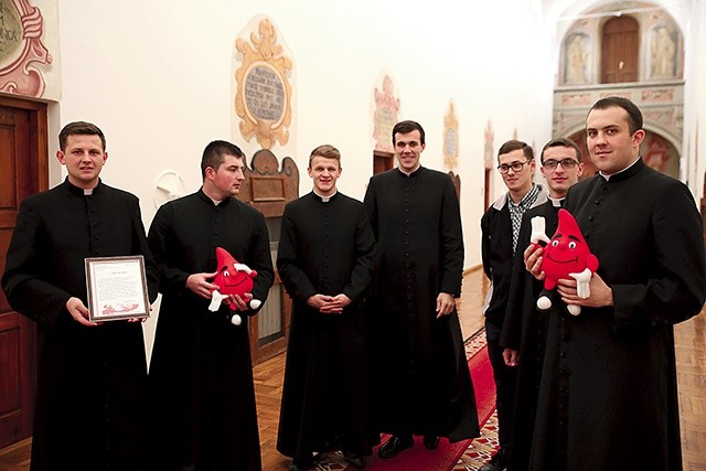 Każdego roku do KHD dołączają nowi alumni.