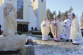 Rzeźbę pobłogosławił 10 grudnia bp Stanisław Salaterski.