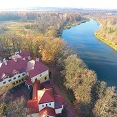 Ośrodek Emaus leży tuż nad Pilicą, godzinę drogi od Warszawy. 