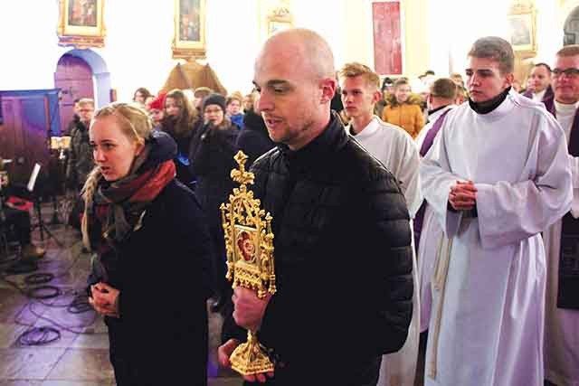 W procesji nieśli relikwie świętego.