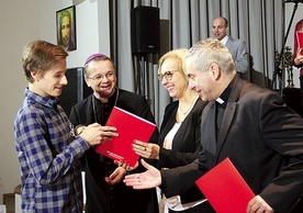 Młodym wolontariuszom gratulował nie tylko bp Tadeusz Lityński, ale też lubuska kurator oświaty Ewa Rawa i dyrektor Caritas Polska ks. Marcin Iżycki.