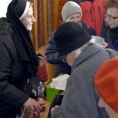 Świdniczanie włączyli się w pomoc najuboższym przez zakup ozdób świątecznych.