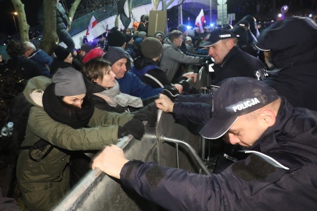 Gorąco pod budynkiem Senatu. Rozwiązano protest przeciwko reformie sądownictwa