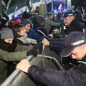 Gorąco pod budynkiem Senatu. Rozwiązano protest przeciwko reformie sądownictwa