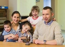 Rodzina Marty i Andrzeja  Otrząsków dzięki św. Józefowi ma nowy dom.