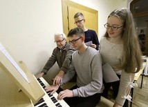 Alfred Bączkowicz, jeden z założycieli opolskiej szkoły organistowskiej, w DIMK kształci nowe pokolenie organistów.