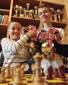 Szachowe trofea braci ministrantów 