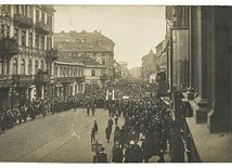 Tak wyglądała warszawska ulica w listopadzie 1905 roku w czasie pochodu narodowego. W głębi widać niesionego Orła Białego