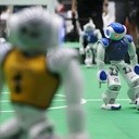 Robot z Australii (żółty) w czasie meczu przeciw Iranowi (niebieski) podczas RoboCup Asia-Pacific 2017