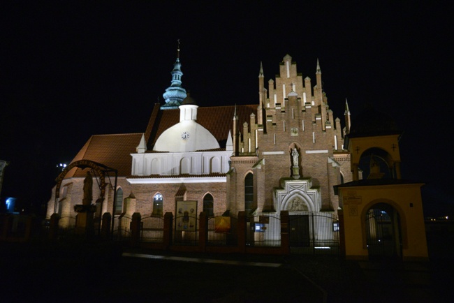 Nocne oświetlenie klasztoru w Radomiu