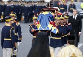 Wielotysięczny tłum na pogrzebie ostatniego króla Rumunii, Michała I
