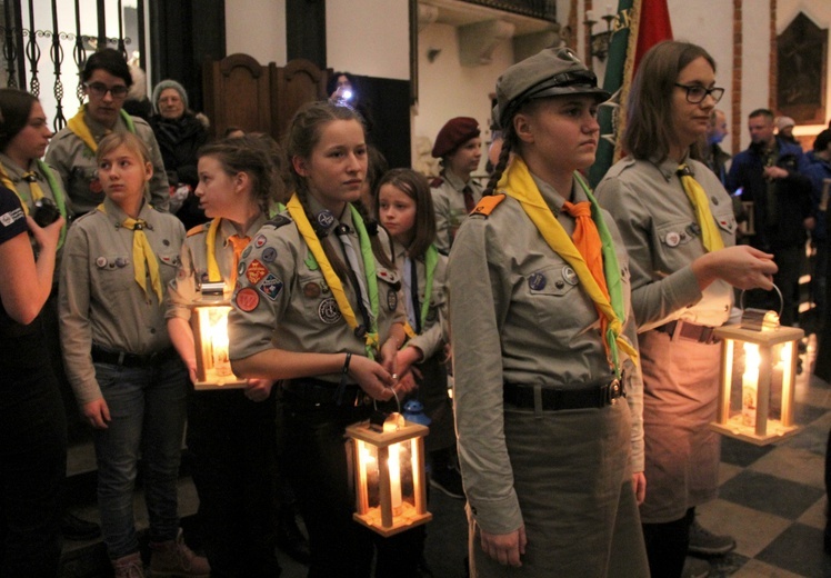 Betlejemskie Światło Pokoju w katedrze