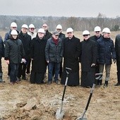▲	Rozpoczęcie budowy kościoła św. Jana Kantego przy  ul. Berylowej.
