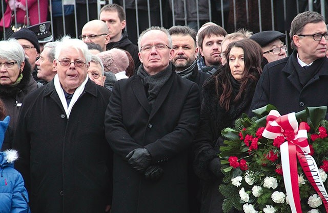 ▲	Szczątki odnalazł zespół pod kierownictwem prof. Krzysztofa Szwagrzyka IPN na tzw. Łączce – w kwaterze „Ł” cmentarza Wojskowego na Powązkach w Warszawie. Szczątki  kmdr. por. Zbigniewa Przybyszewskiego i kmdr. Stanisława Mieszkowskiego zidentyfikowano w 2014 r.,  kmdr. Jerzego Staniewicza – w 2016 r.