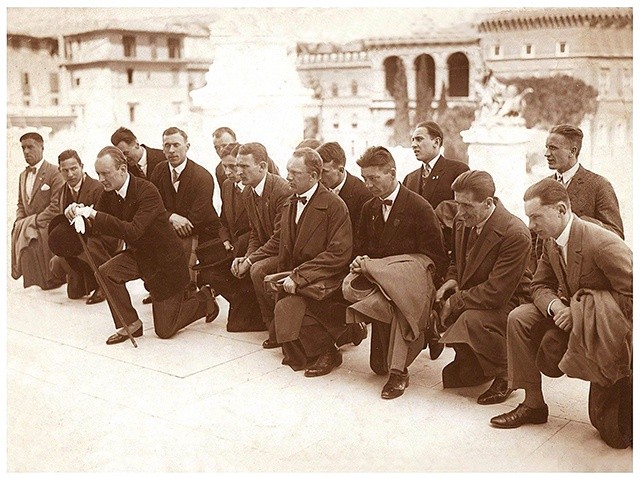 ▲	Alfred Freyer (drugi z prawej w pierwszym rzędzie) z reprezentacją polskich lekkoatletów w Rzymie w 1927 r.