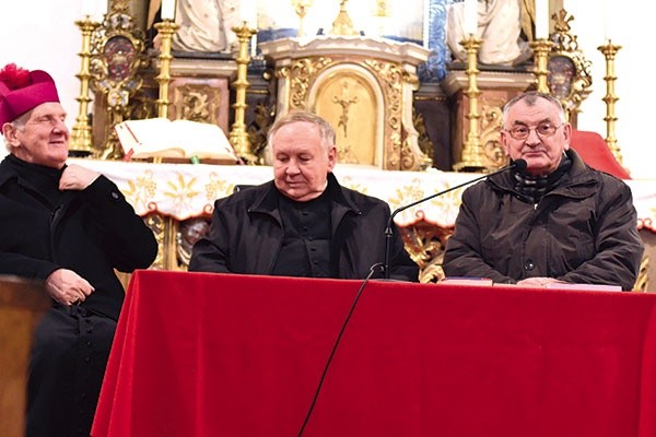 ▲	Katechezę tym razem współprowadzili: bp Ignacy Dec,  ks. Franciszek Głód i ks. Andrzej Dziełak.