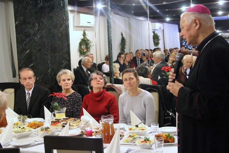 Bp Adam Odzimek złożył obecnym życzenia świąteczne. Z lewej Bogusław Stańczuk