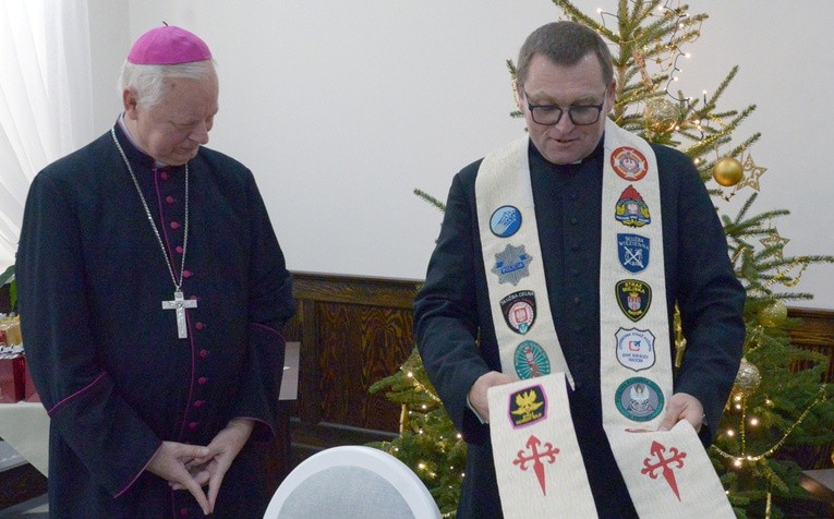 Na stule kapelana ks. Gabriela Marciniaka znajdują się loga wszystkich służb mundurowych Radomia. Z lewej bp Adam Odzimek