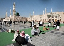 Muzułmanie przed meczetem w Medynie, postawionym w miejscu, gdzie Mahomet stworzył islam. O przedislamskiej historii swego kraju większość z nich  nic nie wie.