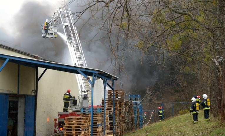  Gdy zawalił się dach, akcję gaśniczą można prowadzić tylko z zewnątrz.