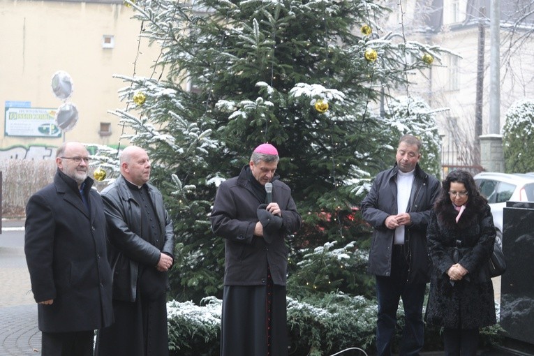 Powitanie świątecznego drzewka na dziedzińcu kurii