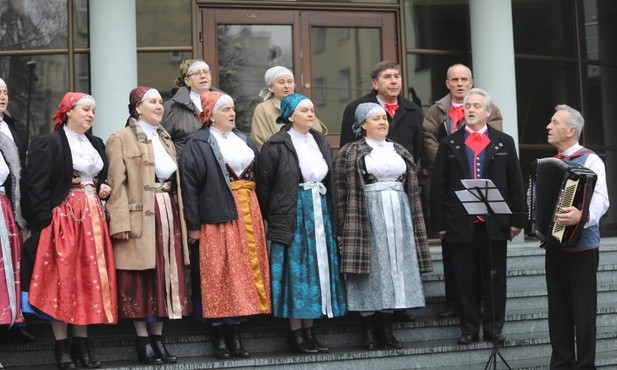 Kolędy na powitanie zaśpiewał zespół "Strumień"