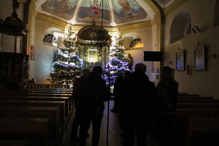 Budowa szopki w parafii św. Katarzyny w Kudowie-Zdroju 