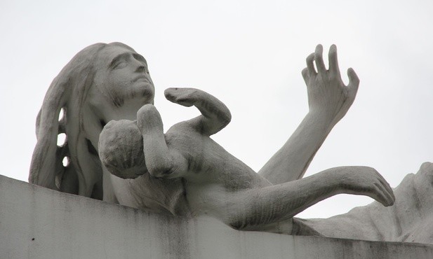 Ofiary tej rzezi upamiętnia pomnik w Ochotnicy Dolnej, przedstawiający 20-letnią Marię Kawalec, która tuli do piersi swoje dziecko