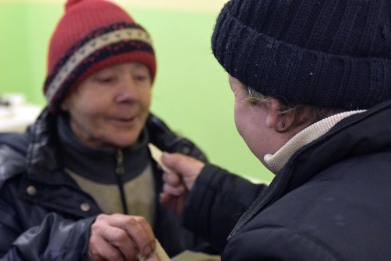 Zebrani podzielili się między sobą i zaproszonymi gośćmi opłatkiem