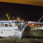 Statek pasażerski uderzył w filar mostu