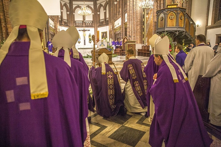 Powiedzcie, że odszedł święty. Pogrzeb bp. Stanisława Kędziory