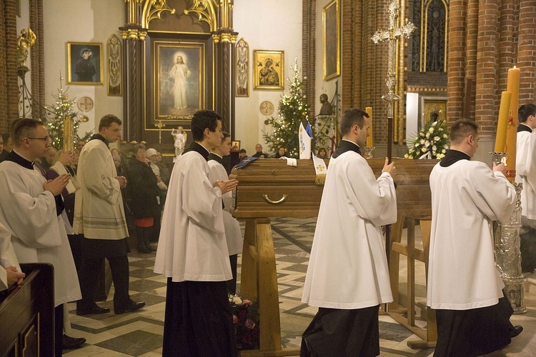 Powiedzcie, że odszedł święty. Pogrzeb bp. Stanisława Kędziory