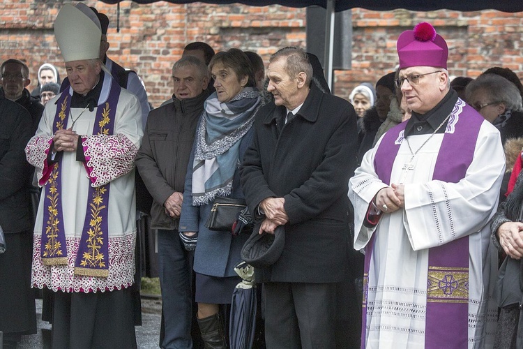 Bp Stanisław spoczął na Cmentarzu Bródzieńskim