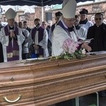 Bp Stanisław spoczął na Cmentarzu Bródzieńskim