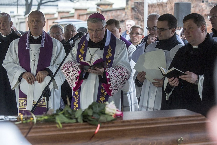 Bp Stanisław spoczął na Cmentarzu Bródzieńskim