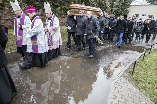 Bp Stanisław spoczął na Cmentarzu Bródzieńskim