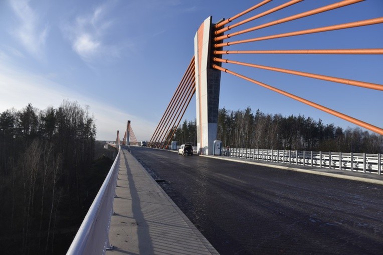 Nowe drogi i więcej bezpiecznych miejsc 