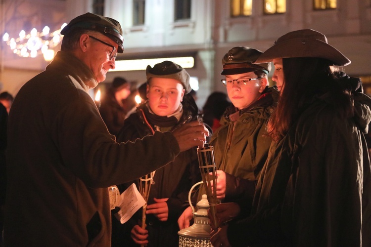 Światło Pokoju z Betlejem dotarło na cieszyński Rynek