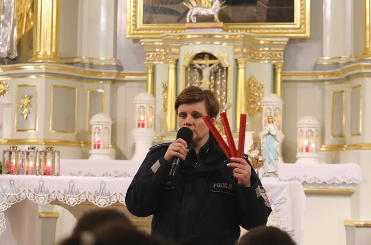 Akcja "Noś odblaski. Bądź widoczny na drodze" w kościele w Zabrzegu