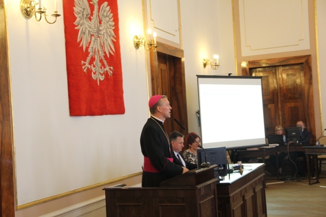 Czerwiec. Uroczysta sesja Rady Miejskiej z okazji rocznicy pobytu Jana Pawła II w Radomiu