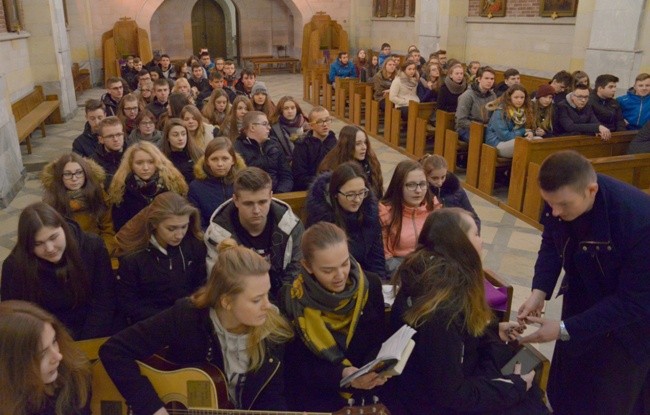 Marzec. Wielkopostne rekolekcje Katolickiego Stowarzyszenia Młodzieży w Czarnej