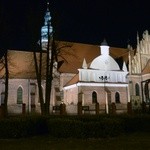 Grudzień. Wieczorne oświetlenie klasztoru OO. Bernardynów w Radomiu