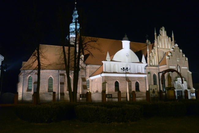 Grudzień. Wieczorne oświetlenie klasztoru OO. Bernardynów w Radomiu