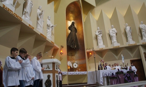 Bp Piotr Libera poświęcił figury 12 Apostołów w kościele Chrystusa Miłosiernego w Ciechanowie
